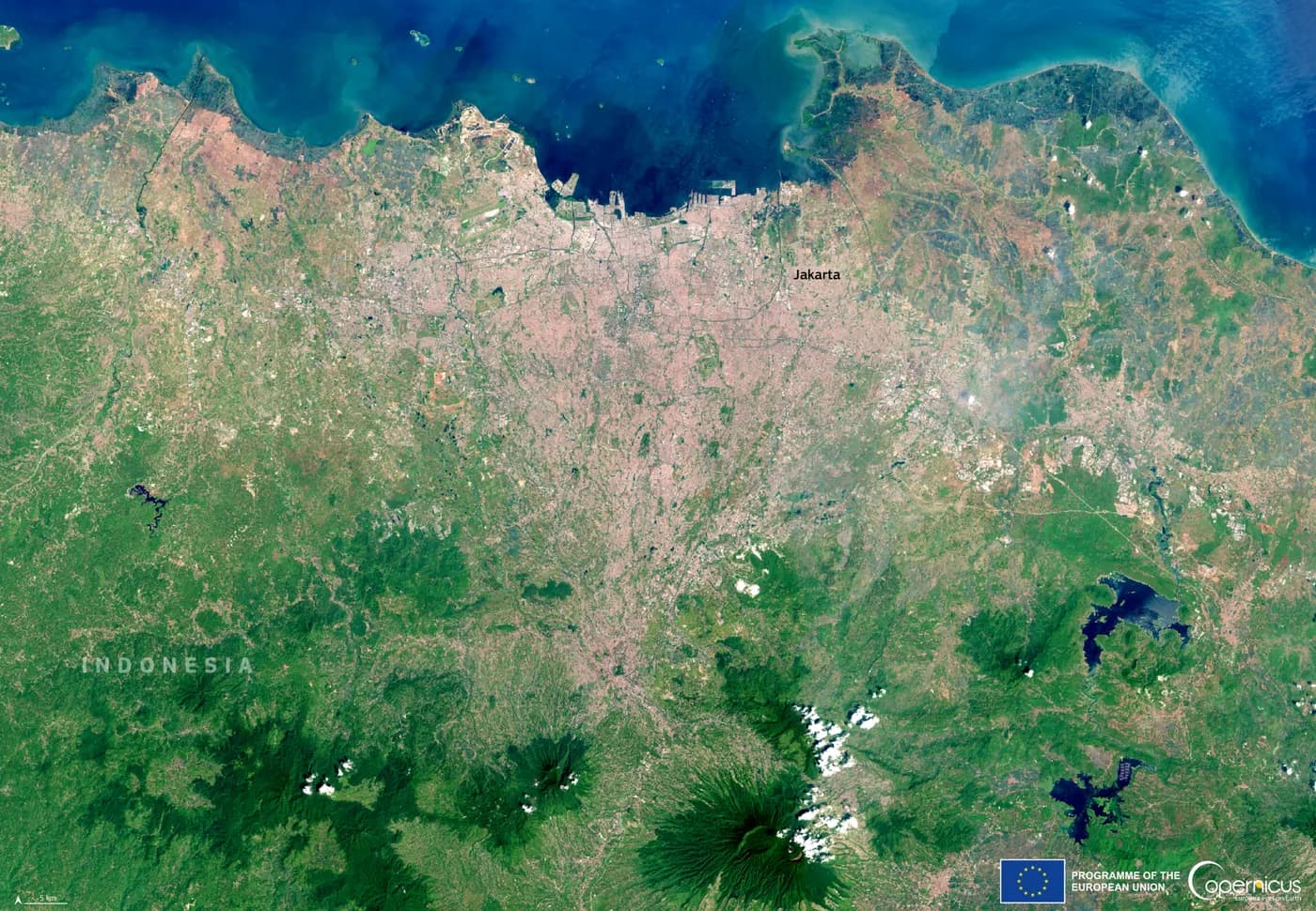 Citra satelit: Jakarta dan sekitarnya dilihat dari angkasa, dari Laut Jawa sampai gunung di selatan