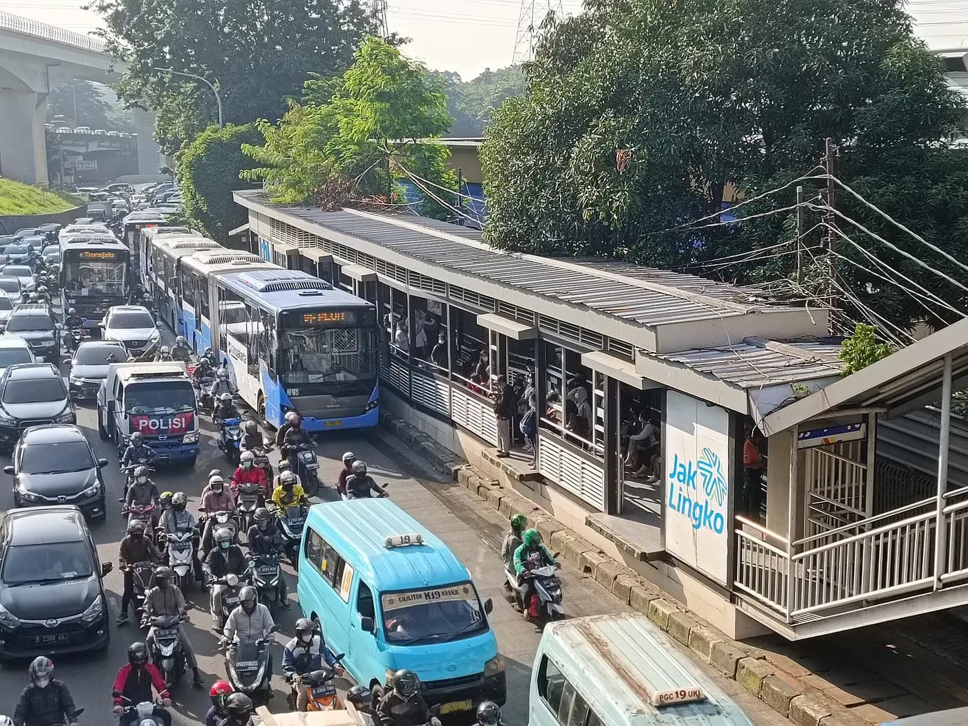 Motor, mobil, dan bus berdesakan di samping halte Transjakarta