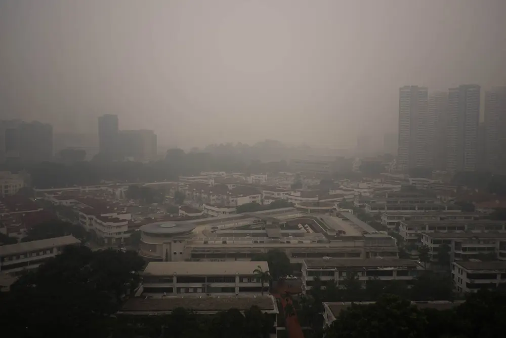 Permukiman dan gedung tinggi di Singapura yang nyaris hilang ditelan kabut asap