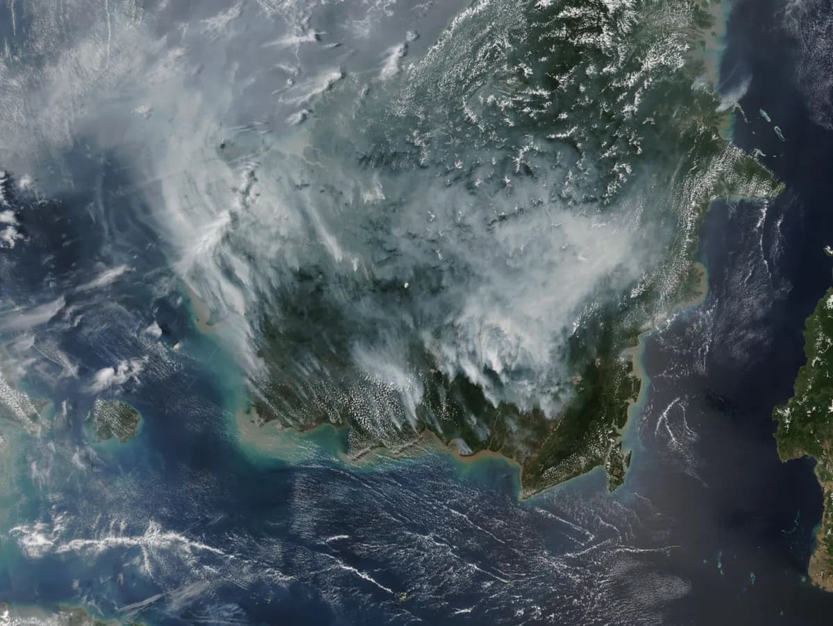 Citra satelit: asap kebakaran menutupi sebagian Kalimantan