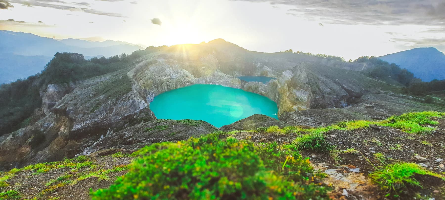 Danau kawah Kelimutu saat matahari terbit di Nusa Tenggara Timur