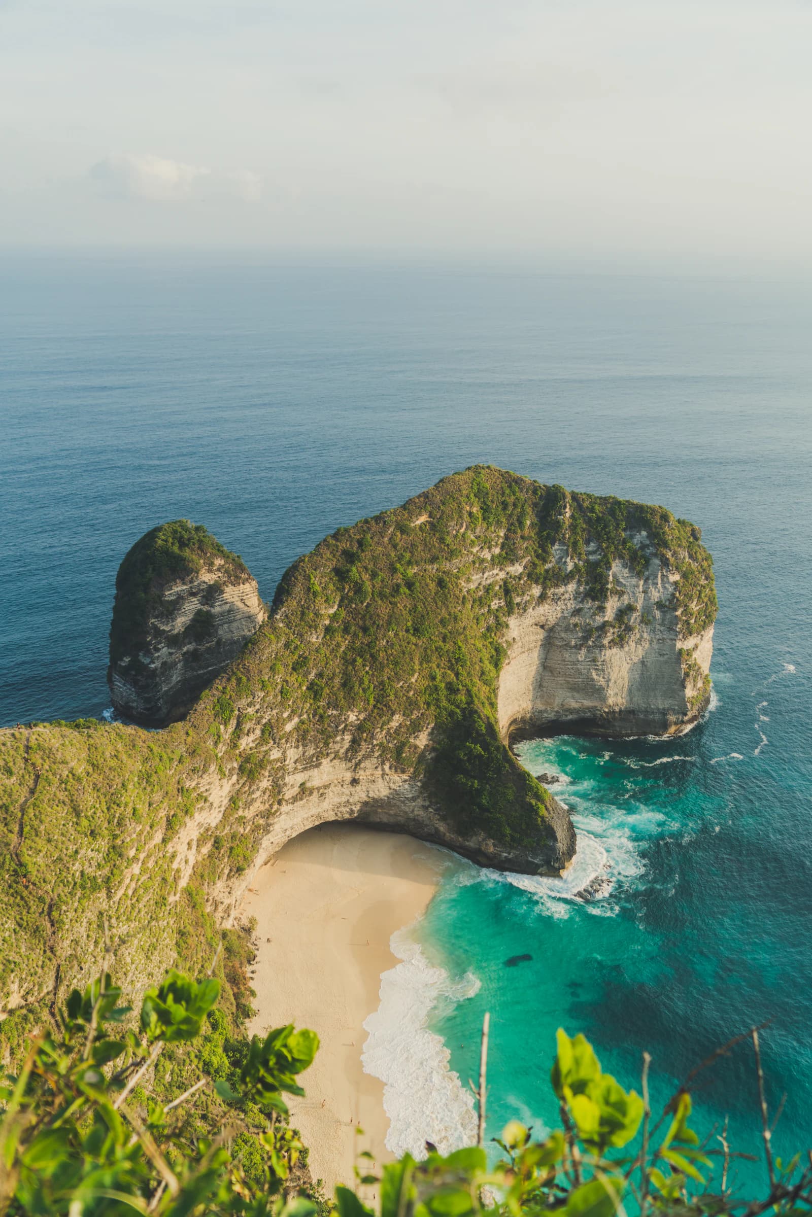 Pantai Kelingking di Nusa Penida: tebing hijau, pasir putih, dan laut biru kehijauan