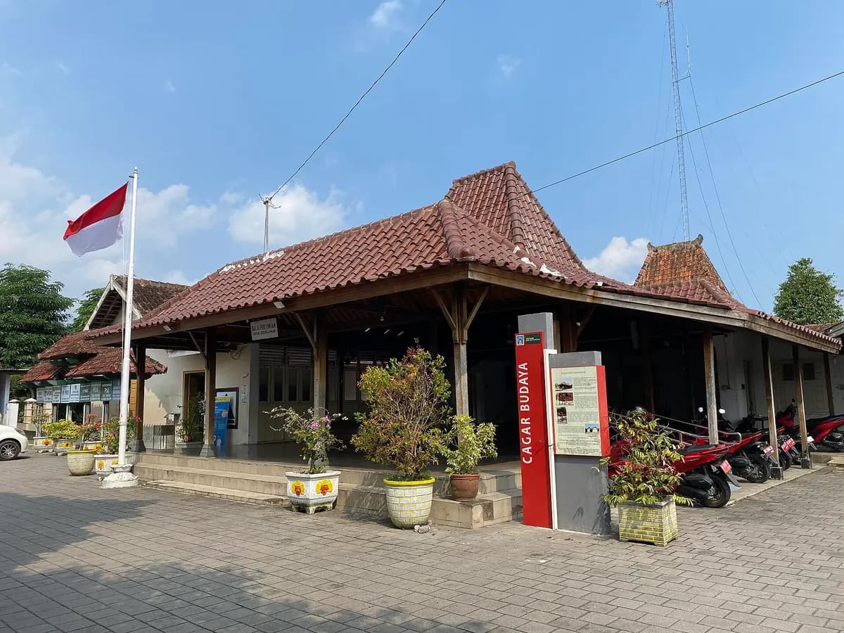 Balai desa beratap joglo dengan bendera Merah Putih di halamannya